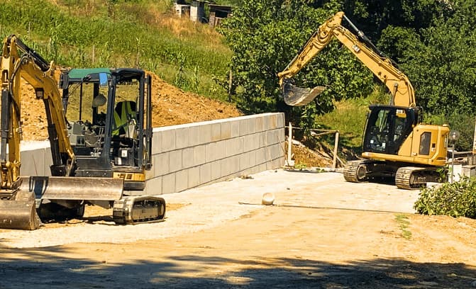 Escavatore Pacitto durante lavori di movimento terra