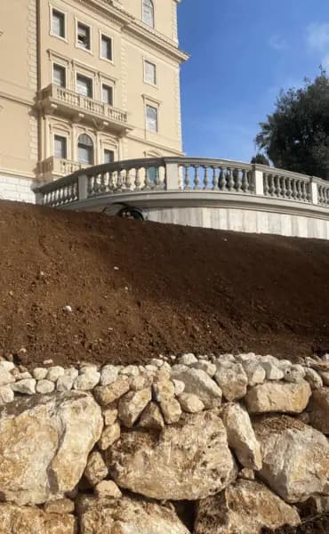 Scavi e pietre movimento terra